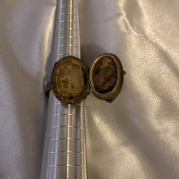 Vintage sterling silver poison ring - Picture 4 of 12